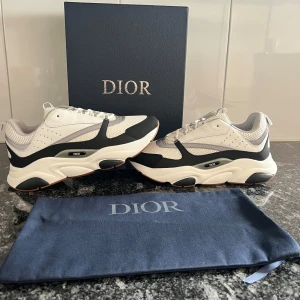 Dior B22 - Hej! Säljer mina as snygga Dior B22 skor, riktigt fina och unika skor. Dustbag och box medföljer vid köp, skriv privat vid fler frågor. ☺️