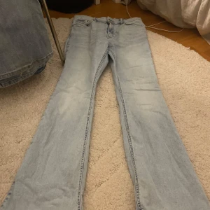 Lågmidjade bootcut jeans  - Super snygga lågmidjade bootcut jeans. Köpt ifrån Gina tricot. Har en fläck som inte går bort på framsidan av målarfärg. Utan de inga defekter.