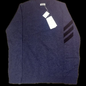HELT NY Zadig & Voltaire tröja 100% Kashmir - HELT NY Zadig & Voltaire tröja i 100% Kashmir!           Skick: 10/10 ny                                                                  Storlek: S kan passa lite större                                       Nypris: över 4000kr                                                Vid funderingar är det bara att skriva🤝                      Pris ej hugget i sten