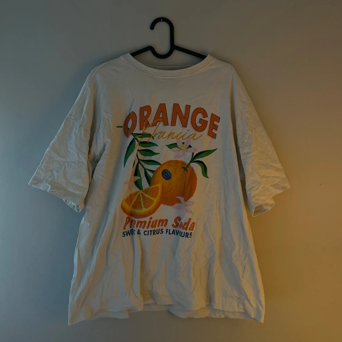 Vit oversized t-shirt med tryck från Bik Bok - 1