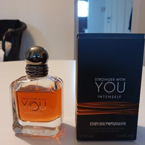 Stronger With You Intensely herrparfym från Emporio Armani - Stronger With You Intensely från Emporio Armani är en herrparfym i en elegant glasflaska med silverfärgad metallkork. Doften är intensiv och modern, och flaskan rymmer 50 ml. Förpackningen är svart med kopparfärgade detaljer.