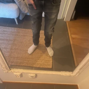 Replay anbass slim fit - Säljer ett par grå jeansbyxor från Replay med slim fit do passar runt 165 till 173 dom är 28/32