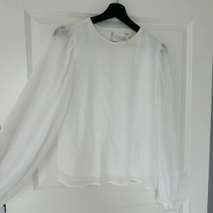 Blus - En vacker blus ifrån vila. De är smink på kragen men tvättar innan jag skickar såklart. Aldrig använt. Storlek 40 men sitter som 36/38