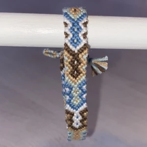 Kompis Armband - Ett vackert stilrent armband i ett fint mönster och färger! Blå, vit, beige och brunt 🩷 ❗️Kontakta innan köp! Swisha privat för billigare pris (ej köpskydd)❗️