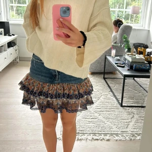 Jeanskjol med volang - Super fin jeanskjol med cool volang som jag själv sytt! Unik. Den är avklippt upptill men går fortfarande att knäppa då det inte är någon dragkedja i gylfen utan knappar istället! Så finnn