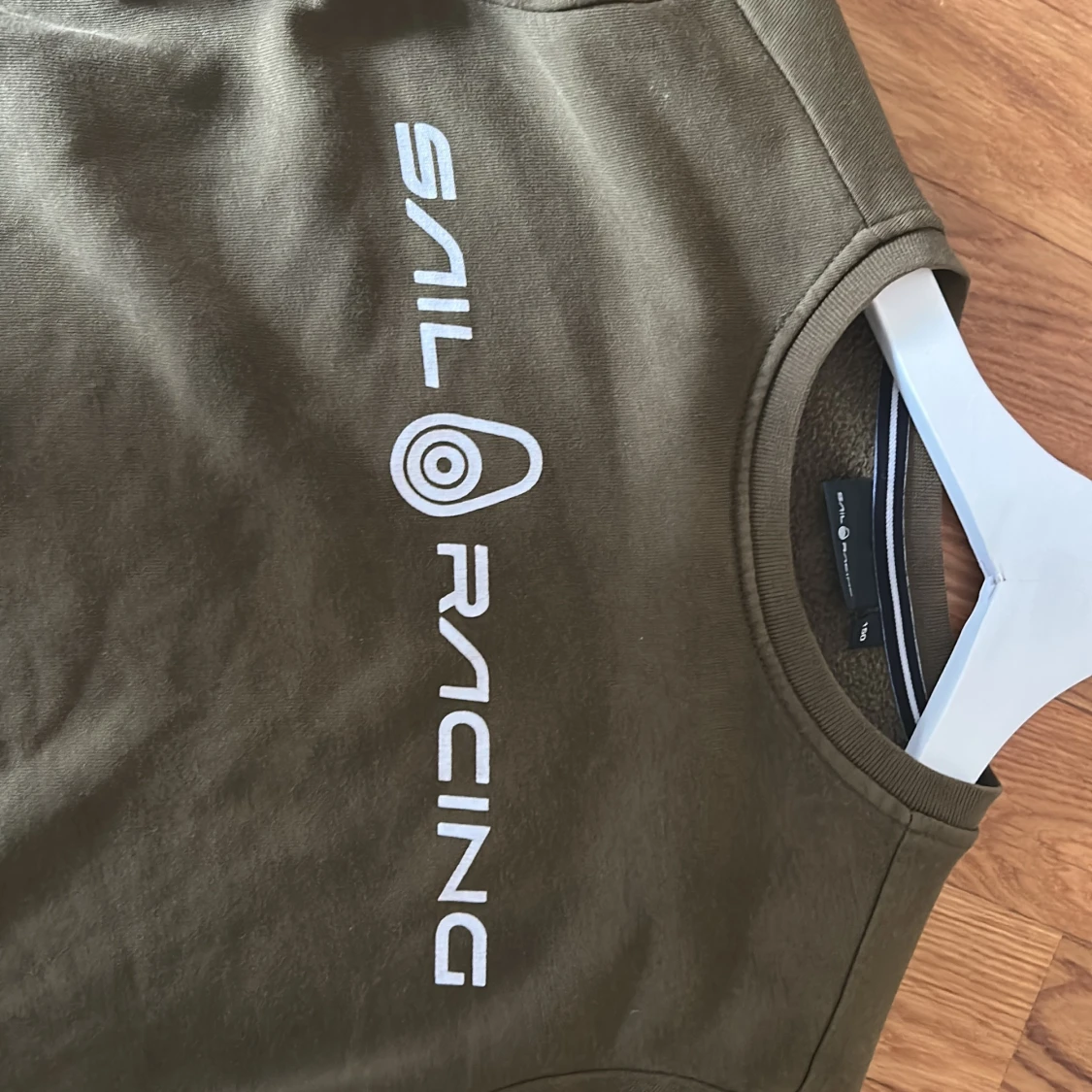 Olivgrön sweatshirt från Sail Racing - 1