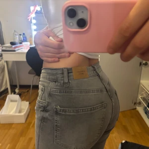 Gråa bootcut jeans från Gina Tricot - Säljer ett par gråa jeans från Gina Tricot med klassisk femficksdesign och bootcut modell. Jeansen har normal passform och är midwaist. Perfekta till en enkel t-shirt eller hoodie.💥 Säljer för dom ej kommer till användning av mig :) 