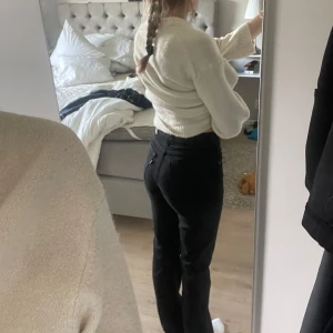 Svarta Levi's 725 High Rise Bootcut jeans - Säljer ett par svarta Levi's 725 High Rise Bootcut jeans i storlek w27. Byxorna har hög midja och bootcut-passform, och stängs med dragkedja och knapp.