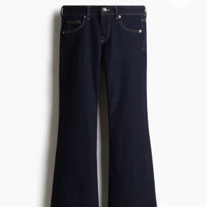 Mörkblå bootcut jeans - Snygga mörkblå bootcut jeans med låg midja. Prissatt på 