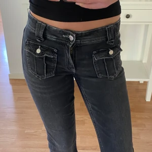 Lågmidjade jeans - Lågmidjade jeans med fickor fram och bak. Ifrån Gina Young i storlek 170. Jag är 173 cm lång.💗
