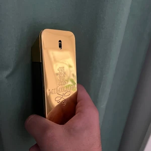 1 Million herrparfym från Paco Rabanne - Knappt använd runt 3-5 spray max så inprincip ny, box följer med. 