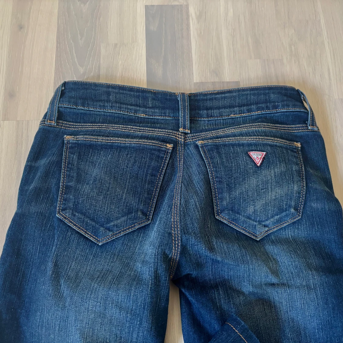 Lowrise jeans från Guess