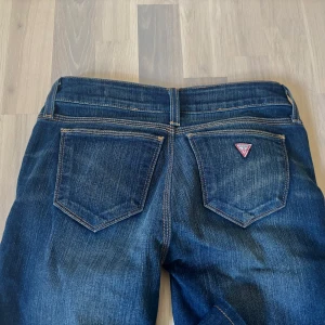 Lowrise jeans från Guess - Snygga mörkblå  jeans från Guess som är lowrise, midjemåttet är 35/36 och innerben 78🥰