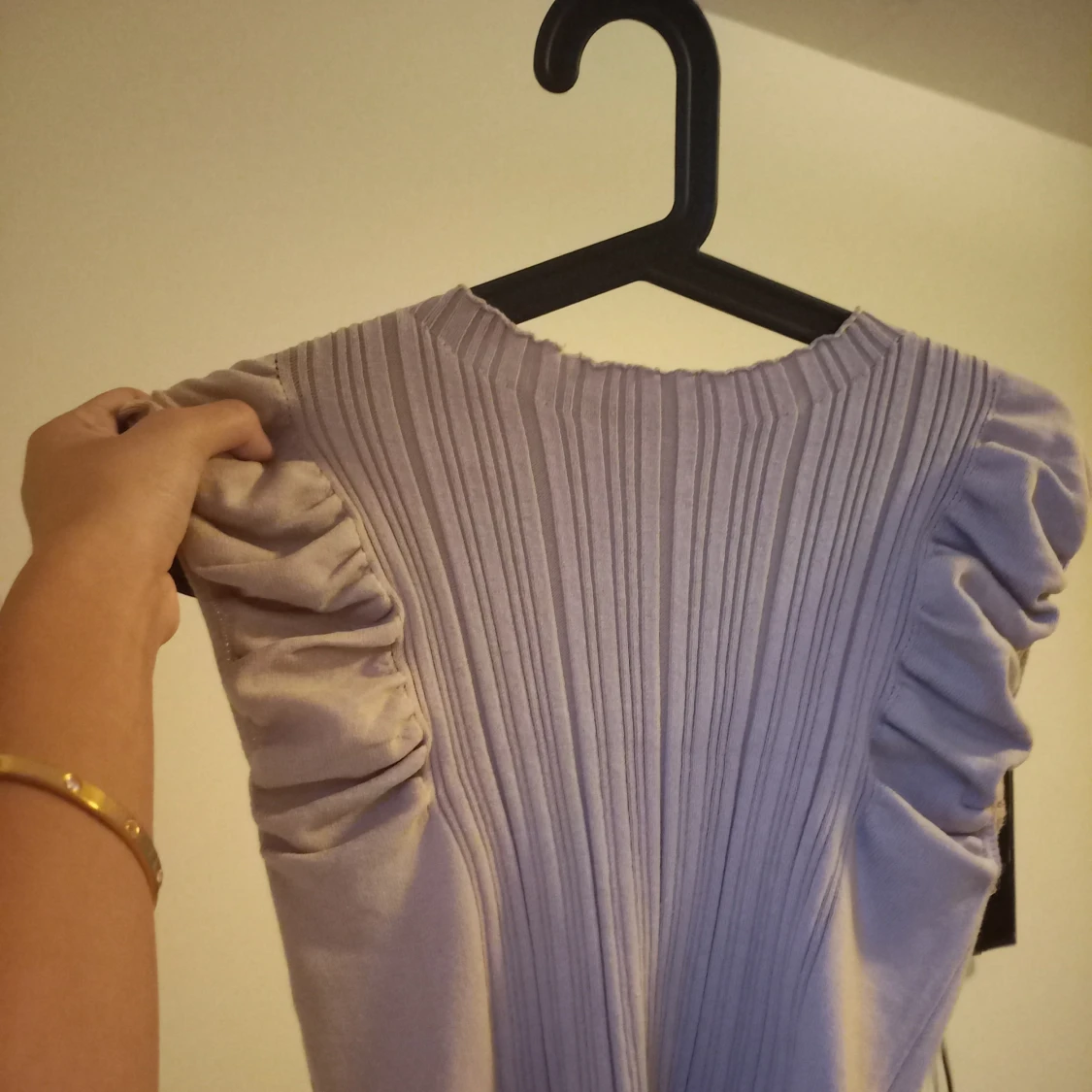 Beige ribbad topp med volangärmar - 1