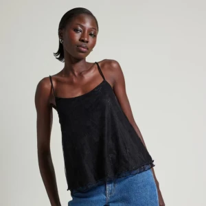 Svart spetslinne från BikBok - Säljer denna spetstoppen från BikBok i modellen Poppy. Säljer den då den inte kommer till användning längre. Använda ca 2 gånger och är i nyskick. Nypris 249kr🥰