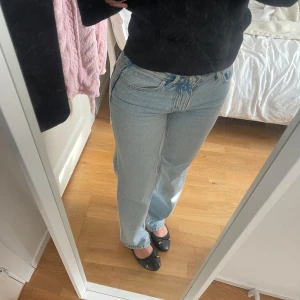 Ljusblå raka jeans - säljer dessa raka jeansen då dom  inte kommer till användning. Dom är bara testade 