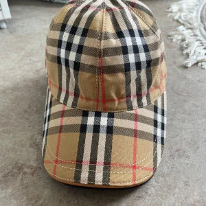 Burberry keps - Burberry keps i helt ny skick.