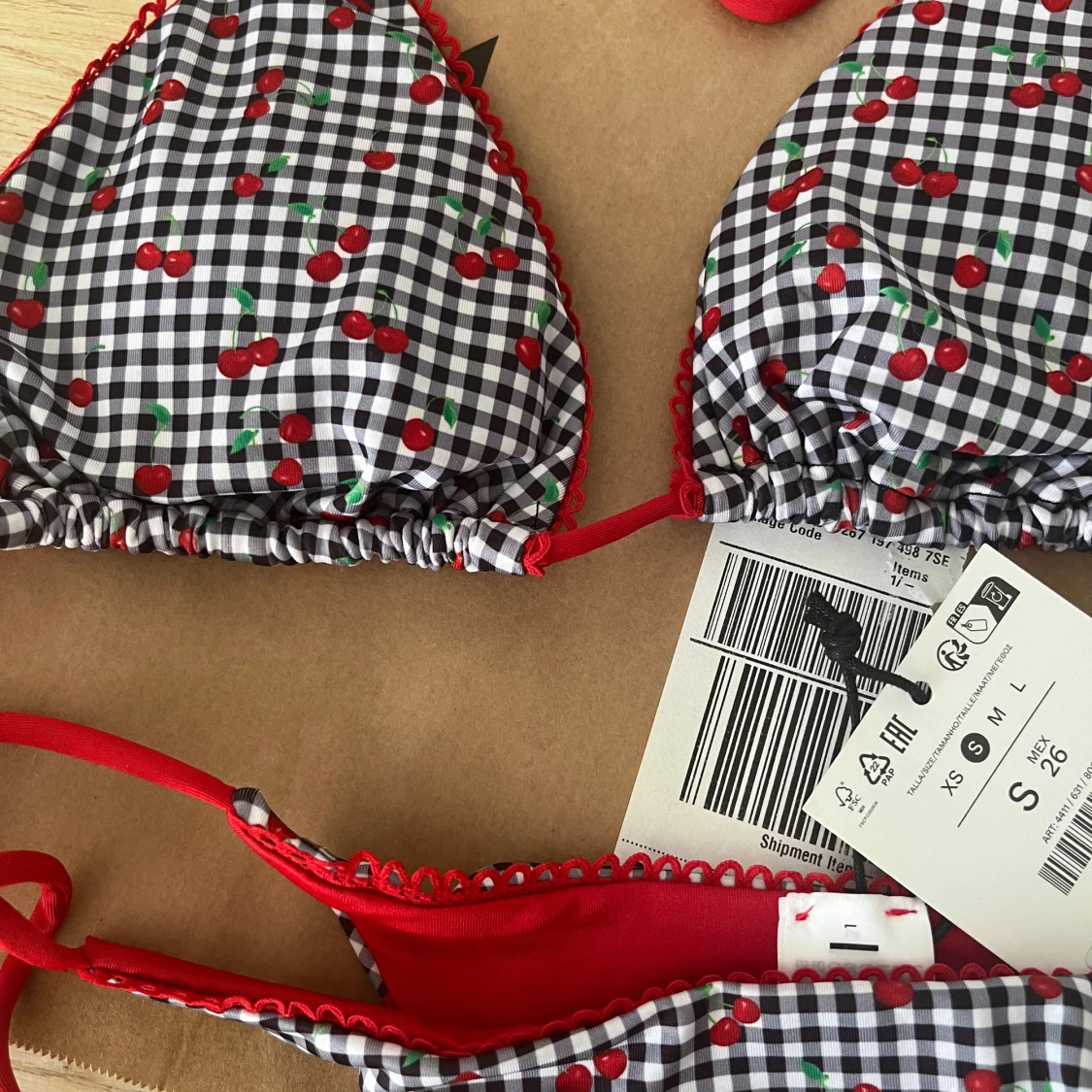 Svartvit rutig bikini med körsbärsmönster och röda knytband - 1