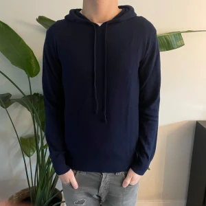 Kashmir/Merinoull Hoodie - En riktigt snygg Kashmir/Merinoull Hoodie i storlek S🌟 Modellen är 178. Använd max 3 gånger, nyskick! Hör av dig vid intresse eller minsta fundering😊