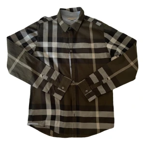  Burberry Shorta Kom med (BUD) -  En väldigt fin Burberry skjorta man kan ha denna på fester och kalas. Väldigt fin tröja. Jag har tagit hand om den Och den är äkta så klart och extremt fet för guzzarna