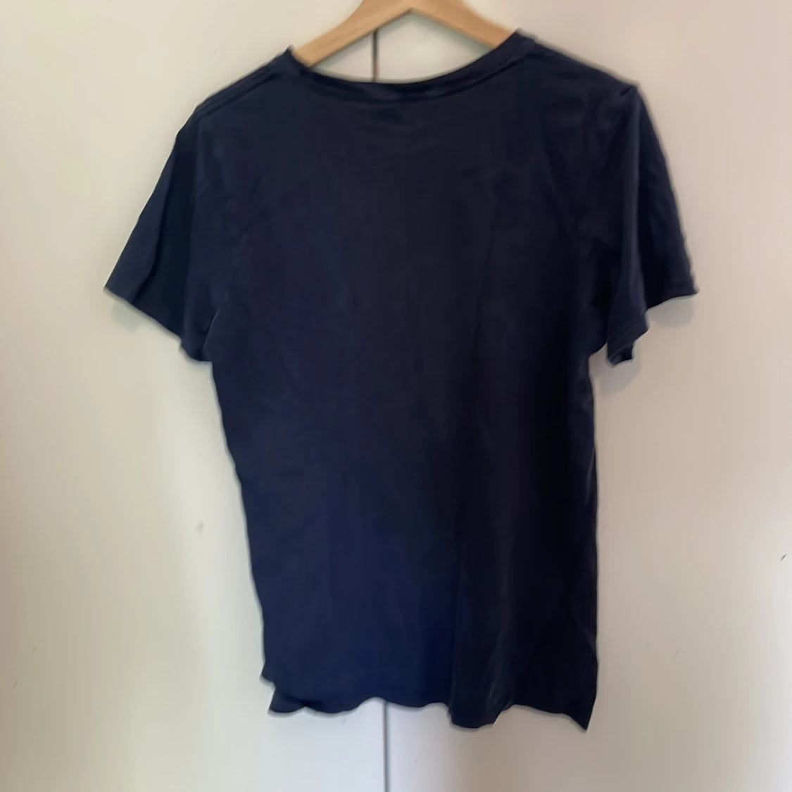 Mörkblå t-shirt med CHMPN-tryck - 3