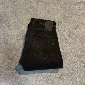 Replay anbass - Säljer ett par svarta slim jeans från replay i storleken W29 - L32. Jeansen är i väldigt bra skick 9/10, Helt nya från store enda. Snabb affär prioriteras och uppskattas. Bara att höra av er vid frågor eller fler bilder! Pris kan självklart diskuteras.