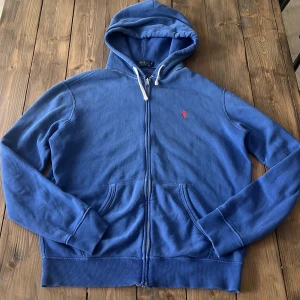 Ralph Lauren Hoodie - Säljer denna stilrena Ralph Lauren hoodien.       Skick: 8/10.                                                          Fraktar inom 24h✅.                                            Vid frågor är det bara att ställa☺️