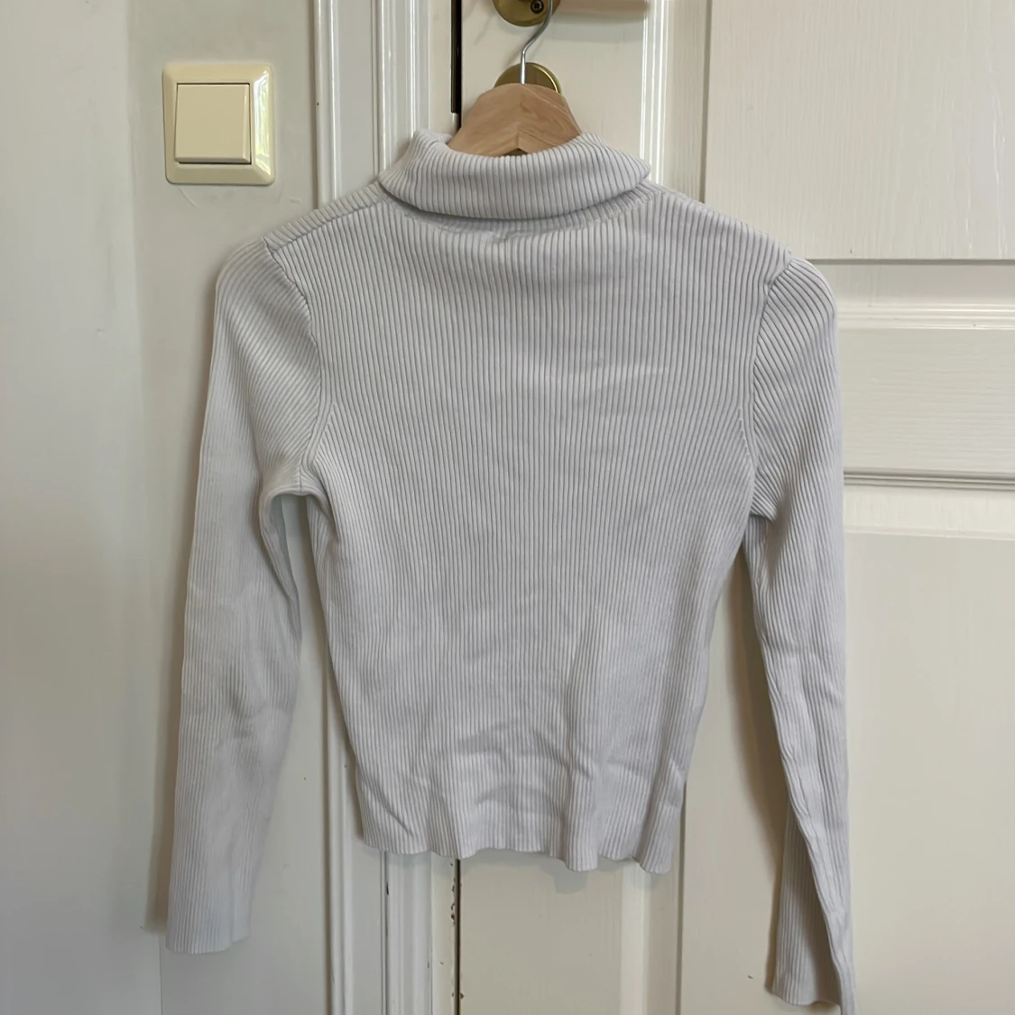 Vit ribbad polotröja  - 1
