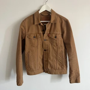 Levis jeansjacka  - Säljer min Levis Ljusbruna Jeansjacka. Storlek S, men är liten i storleken. Detta var ett spontanköp jag gjorde för några år sedan som inte kom till användning. 