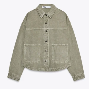 Grön overshirt från Zara - Stilren grön jeansjacka från zara storlek S. aldrig använd. Hör nu med prislapp och säljer då den är för stor
