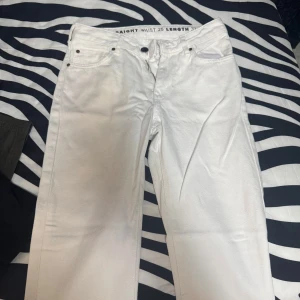 Vita straight jeansbyxor - Säljer ett par vita jeansbyxor med straight passform och klassisk femficksdesign. Byxorna har knapp- och dragkedjegylf samt bälteshällor i midjan. Perfekta för en stilren look. Samma som dem svarta men i vit från bikbok inte genomskinliga 
