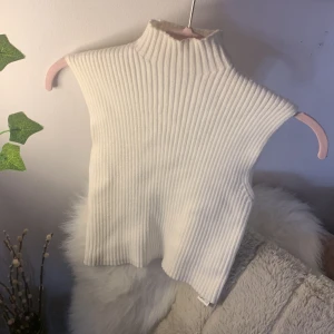 Fin stickad topp från ZARA - En mjuk och skön topp, perfekt till en kall vinterdag med ett par jeans men passar lika bra på sommar med ett par fina shorts!💕storlek s men jag skulle säga att den är mer xs då den är lite kortare💐