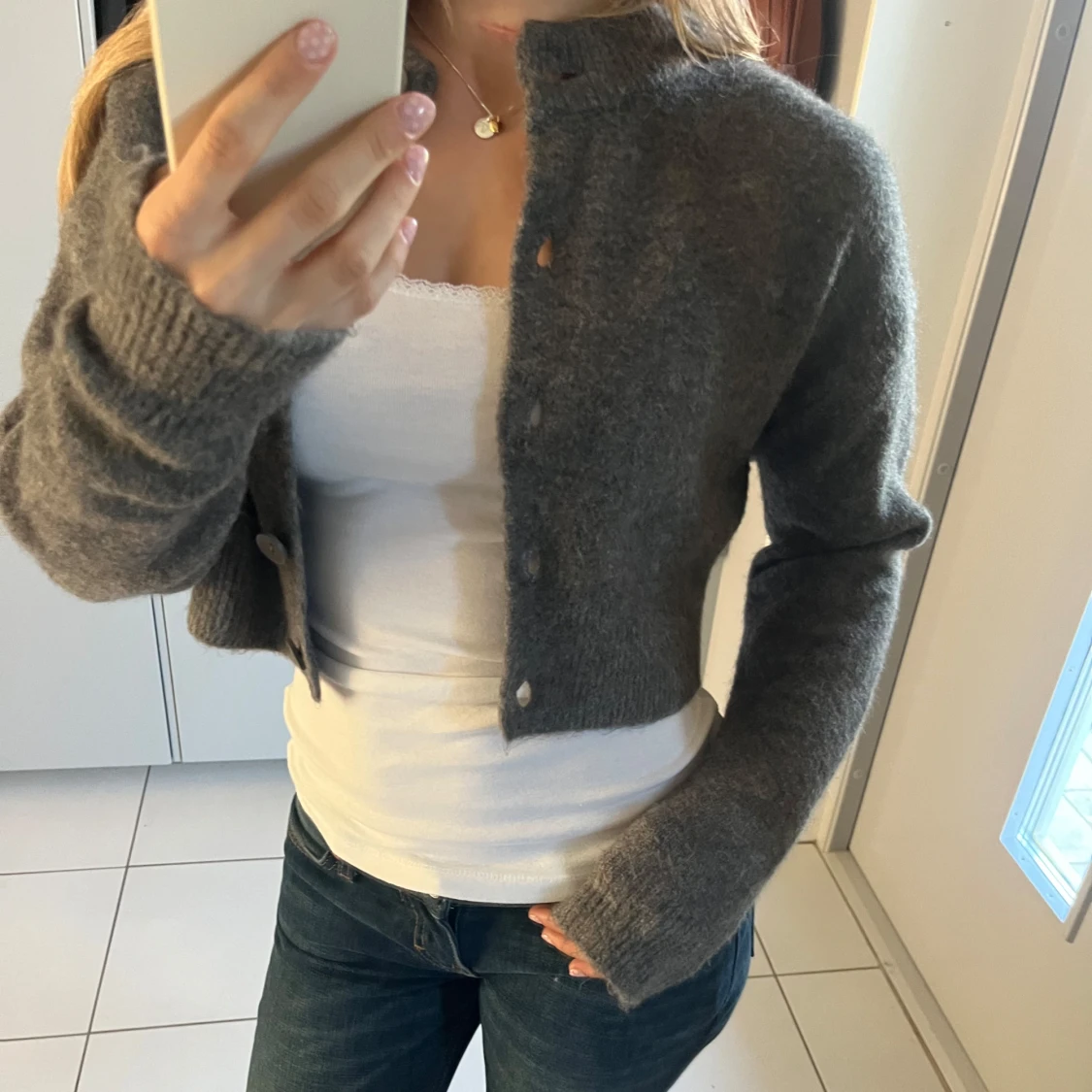 Grå croppad kofta med knappar