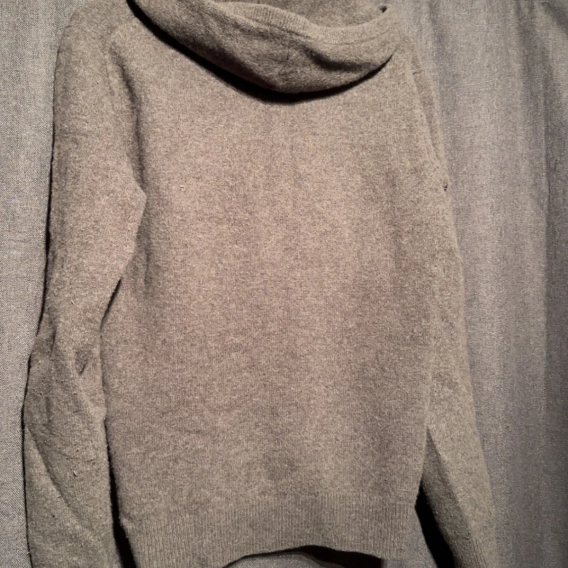 Grå hoodie i merinoull från Vailent - 1