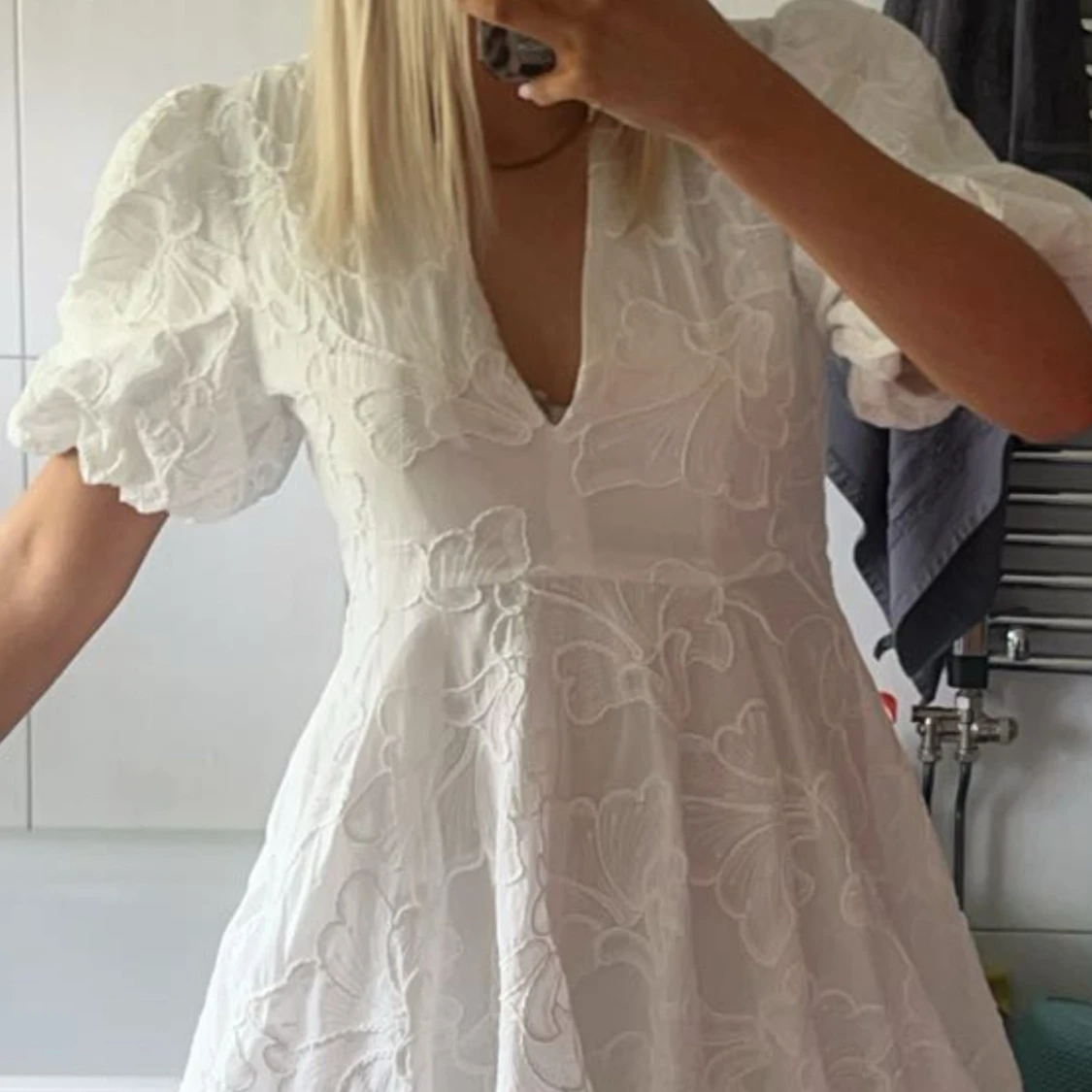 Vit kortklänning med puffärm och blommönster