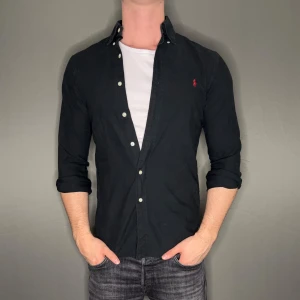 Ralph lauren skjorta - Hej säljer nu min fina Ralph lauren skjorta i storlek S. Den är i nyskick och kommer vara otroligt snygg nu i vår och framåt sommaren. Nypris cirka 1600kr! Vi kommer att sälja liknande produkter nu i vår och närmare sommar så glöm inte följa profilen!🌊🍾