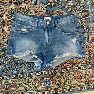 Lågmidajade jeans short - Säljer ett par lågmidajde jeans short knappt använda