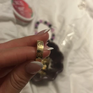 Guldfärgad ring med gravyr - Knappt använd