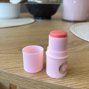 Blush Stick Berry Smoothie från Caia Cosmetics - Är endast testad ca 2 gånger med borste!