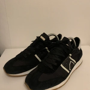 Philippe model trainers - Hej, säljer dessa jätte snygga Philippe model sneakersna. Perfekt som träning skor eller skor o ha under sommaren då dom är lite luftigare. Skicket är 9/10 ser inget fel på dem. Hör av er vid fler frågor! Billigaste på hela appen 