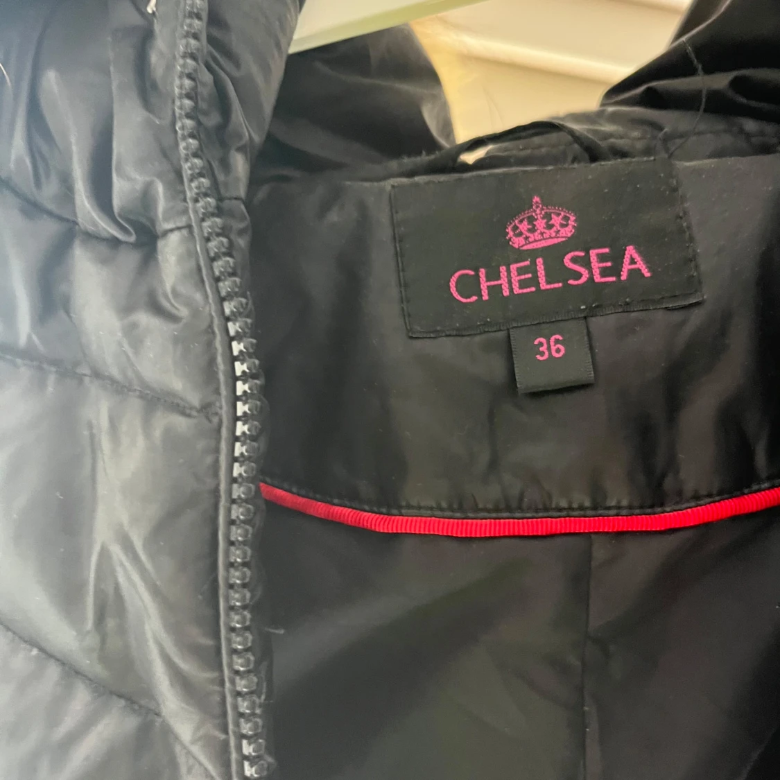 Svart dunjacka med fuskpäls från Chelsea - 2