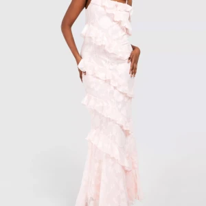 Ljusrosa långklänning med volanger - Så fin rosa balklänning med volangdetaljer och är off shoulder. Endast använd en gång och köpt för 860kr. Inga defekter, kom privat för flera frågor!❤️Strorlek 40, men passar även storlek 38. Mina bilder!! 