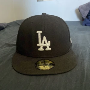 New Era Keps LA 7 3/8 - Tjena säljer min keps då jag köpte en för liten. Den är knappt använd bara fåtal gånger. Storleken är 7 3/8 eller 58,7 cm. Pris kan diskuteras