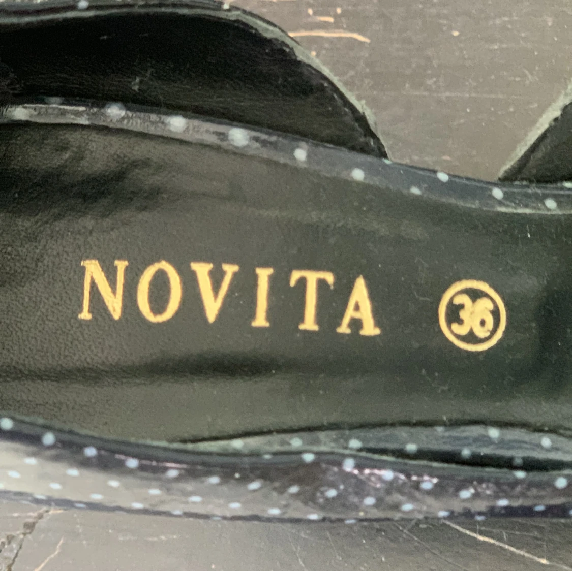 Blå prickiga pumps från Novita - 2