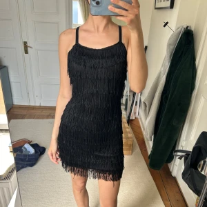 Gatsby klänning - Klänning med fransar! Jag är 180 cm lång. Klänningen passar någon som är XXS/XS