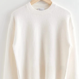 Vit stickad tröja - Säljer denna tröja från &other stories då den inte kommer till användning längre. Använt men mycket bra i skick. Priset kan diskuteras!