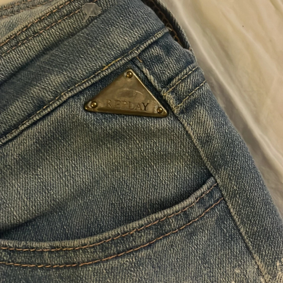 Blå jeans med graffiti-design från Replay - 3