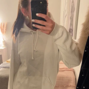 Vit hoodie - Jättefräsch, stilren och basic vit hoodie. Använd några gånger men inga defekter!!! Pris kan diskuteras, men jag har köpt för 350kr & säljer för 175kr☺️☺️💝