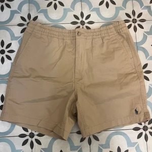 Beige shorts från Polo Ralph Lauren - Säljer ett par beige shorts från Ralph Lauren i storlek M, shortsen är helt oanvänd men lappen är borttagen. Nypris 999