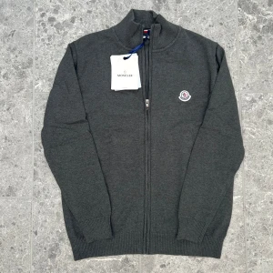 Moncler tröja - Tja! Säljer nu denna otroligt snygga moncler fullzipen. Den är sprillans ny med lappar kvar (endast testad). Perfekt inför sommaren! Storlek M men sitter som en S. Ger rabatt vid köp av 2 eller fler plagg och fraktar alltid snabbt, mvh😊